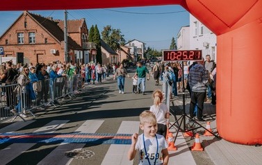 XIX Og&oacute;lnopolski Ekologiczny Bieg Krainy 3. Wież nad Borami &ndash; Owocowe Biegi Uliczne Dzieci i Młodzieży 10