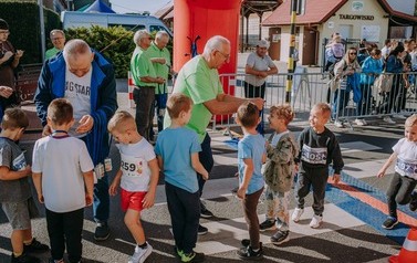 XIX Og&oacute;lnopolski Ekologiczny Bieg Krainy 3. Wież nad Borami &ndash; Owocowe Biegi Uliczne Dzieci i Młodzieży 12